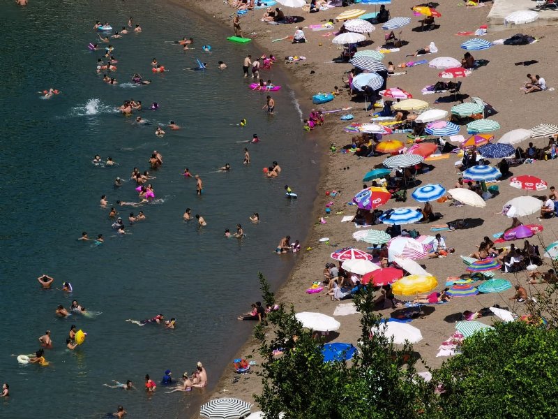 Hava sıcaklığı 28 derece… Vatandaş plaja akın etti - 3