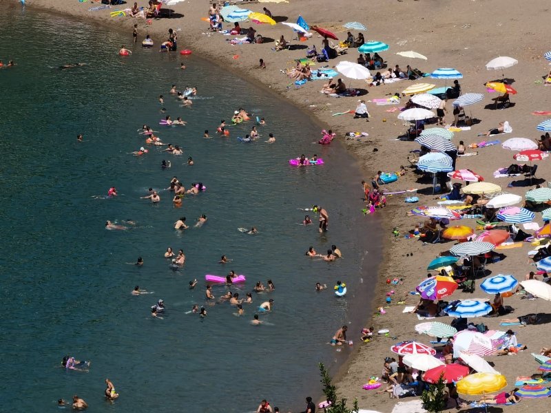 Hava sıcaklığı 28 derece… Vatandaş plaja akın etti - 4