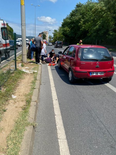 KARŞIDAN KARŞIYA GEÇMEK İSTEYEN YAYAYA OTOMOBİL ÇARPTI - 1