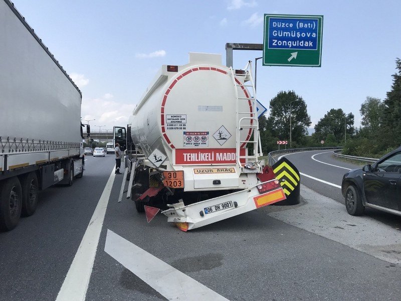 OTOMOBİL AKARYAKIT TANKERİNE ÇARPTI: 2 YARALI - 2