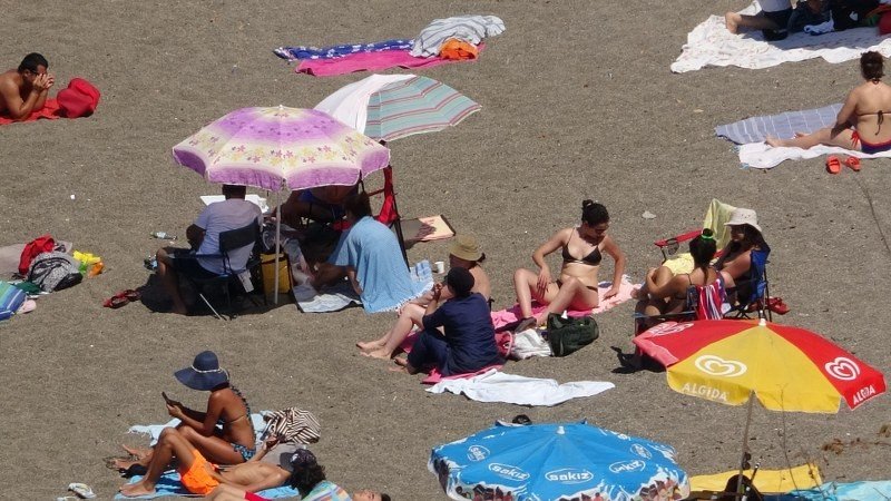 SICAKLIK 32 DERECE; VATANDAŞ PLAJDA… - 1