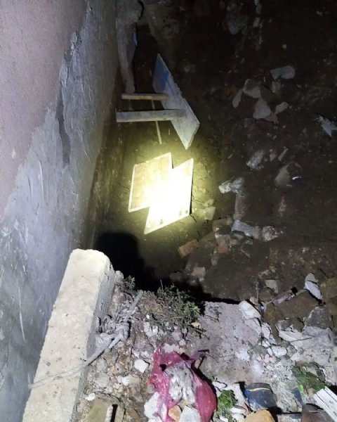 Toprak altında kalan işçi ekipler tarafından kurtarıldı - 1