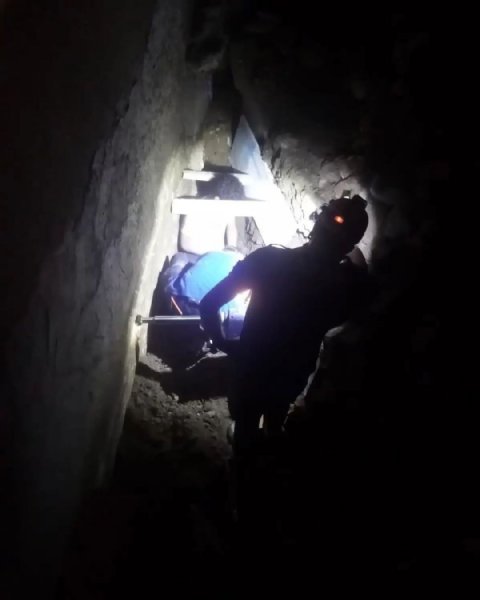 Toprak altında kalan işçi ekipler tarafından kurtarıldı - 3