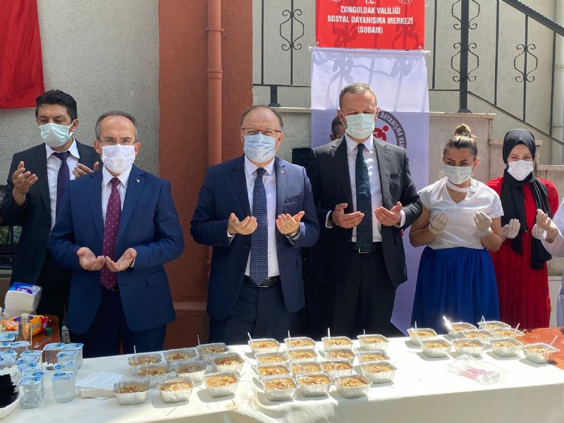 VALİ TUTULMAZ AŞURE DAĞITTI - 1