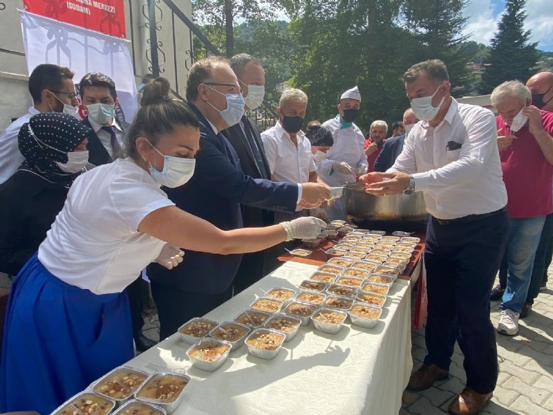 VALİ TUTULMAZ AŞURE DAĞITTI - 3