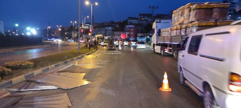 YOLA SAVRULAN SACLAR TRAFİĞİ AKSATTI - 1