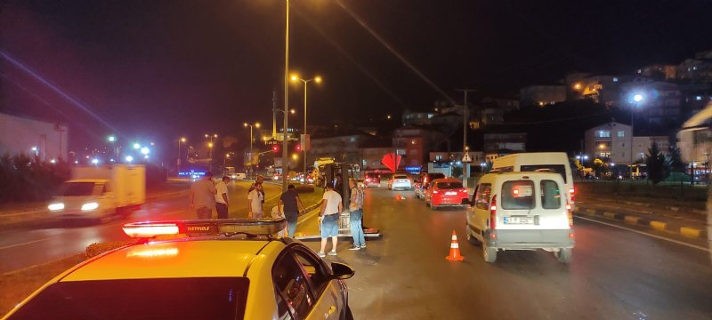 YOLA SAVRULAN SACLAR TRAFİĞİ AKSATTI - 2