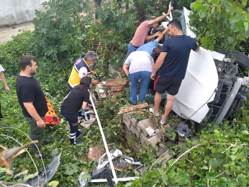 İstinat duvarına çarptı, çalılıklara uçtu… - 2