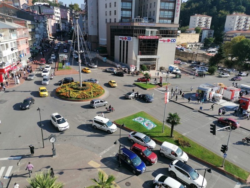 KAVŞAKTA KAZA; TRAFİK FELÇ! - 3
