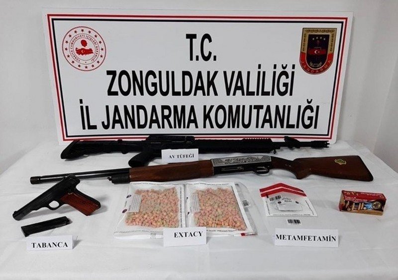 Ormana gömüp duvardaki kan izlerini alçıyla kapatmışlar! - 9