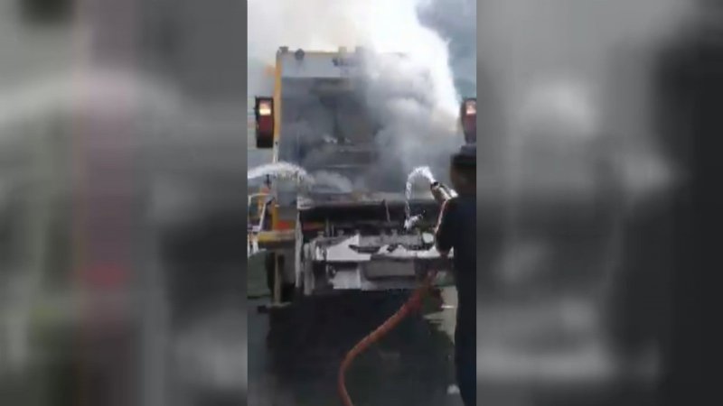 SEYİR HALİNDEKİ ÇÖP KAMYONU YANDI - 1