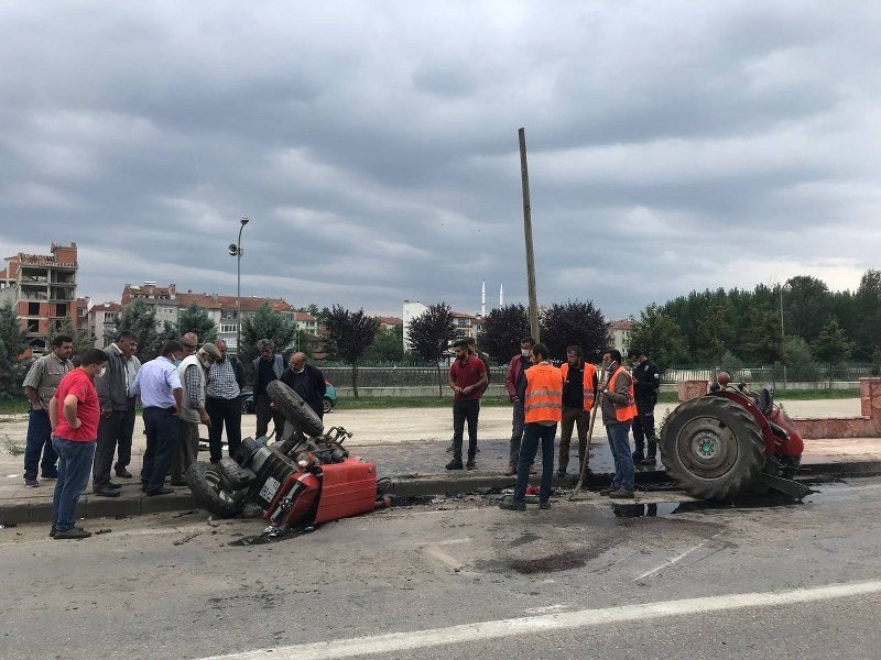 TRAKTÖRÜ İKİYE BÖLEN KAZA: 3 YARALI - 1