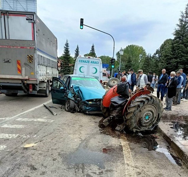 TRAKTÖRÜ İKİYE BÖLEN KAZA: 3 YARALI - 2