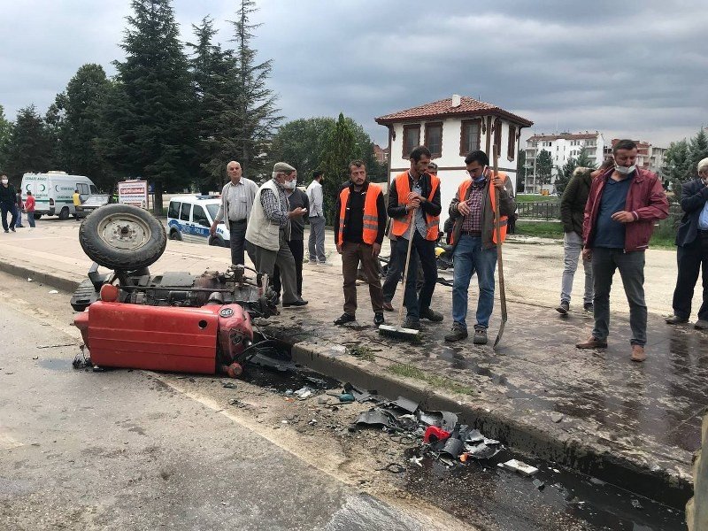 TRAKTÖRÜ İKİYE BÖLEN KAZA: 3 YARALI - 5