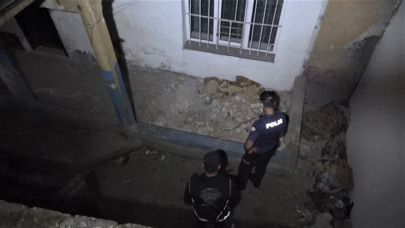 YASLANDIKLARI BALKON DUVARI YIKILDI; BETON ZEMİNE DÜŞTÜLER! - 4