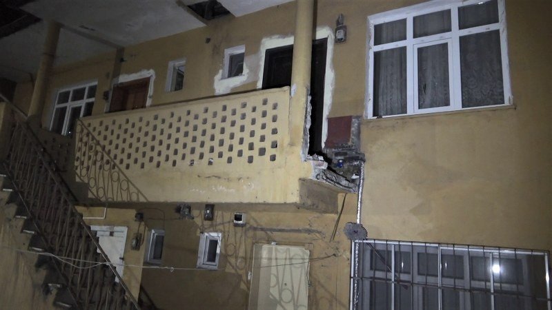 YASLANDIKLARI BALKON DUVARI YIKILDI; BETON ZEMİNE DÜŞTÜLER!  - 6