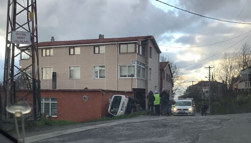 Aracı deviren sürücü şoka girdi - 1