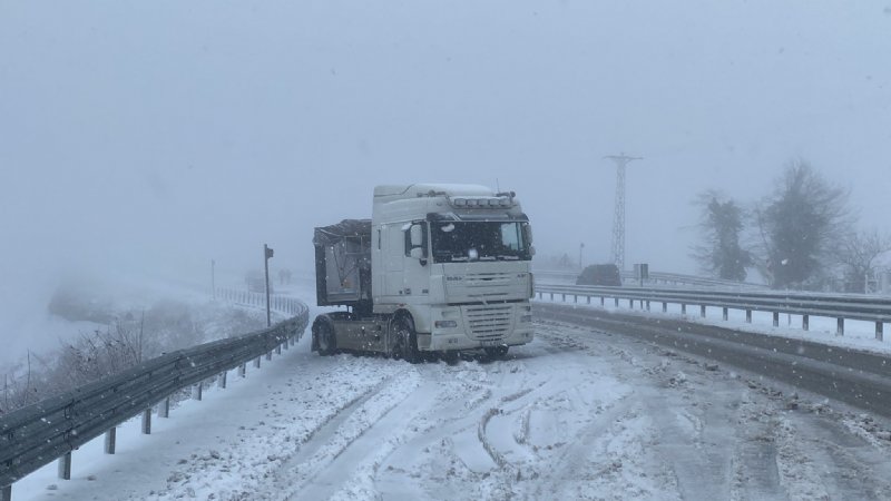 ARAÇLAR YOLDA KALDI... YOL UZUN ARAÇLARA KAPATILDI - 3