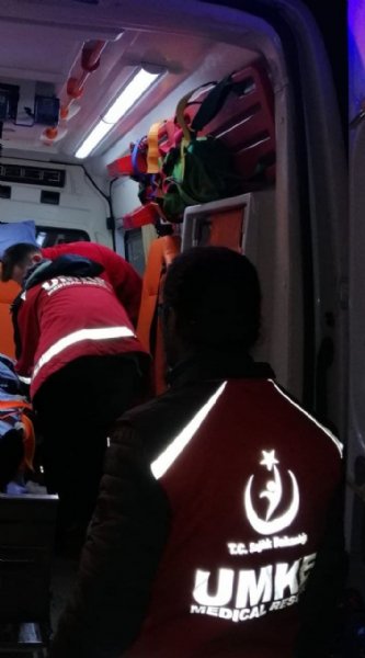 Bir metre kar altındaki yoldan hastaya ulaştılar… UMKE KURTARDI - 1