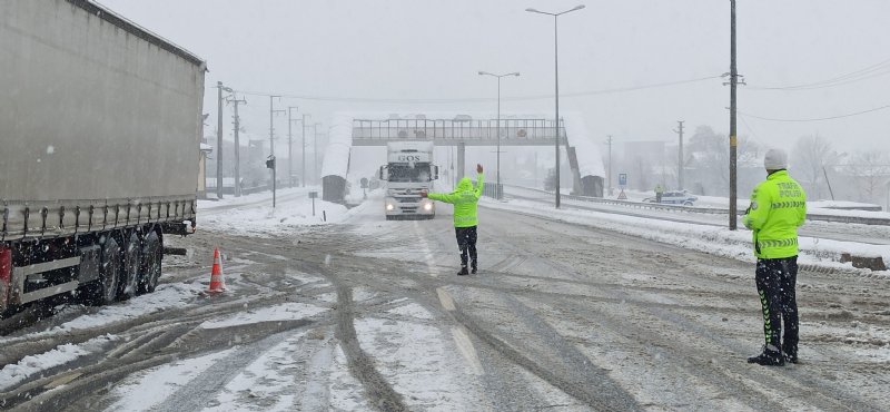  Bolu Dağı Düzce kesimi ağır tonajlı araçlara kapatıldı - 1