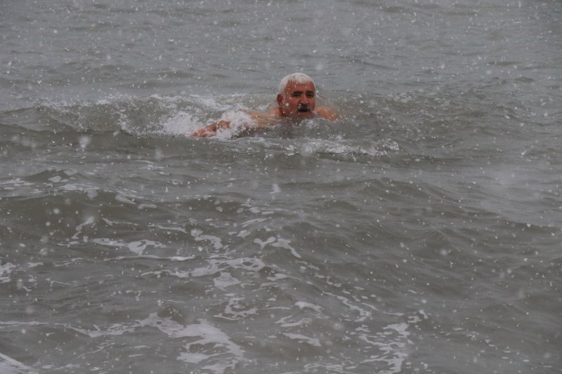   Buz Adam eksi 2 derecede denize girdi, kar banyosu yaptı - 2