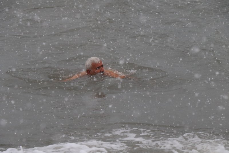   Buz Adam eksi 2 derecede denize girdi, kar banyosu yaptı - 3