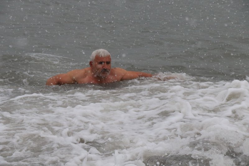 Buz Adam eksi 2 derecede denize girdi, kar banyosu yaptı - 4
