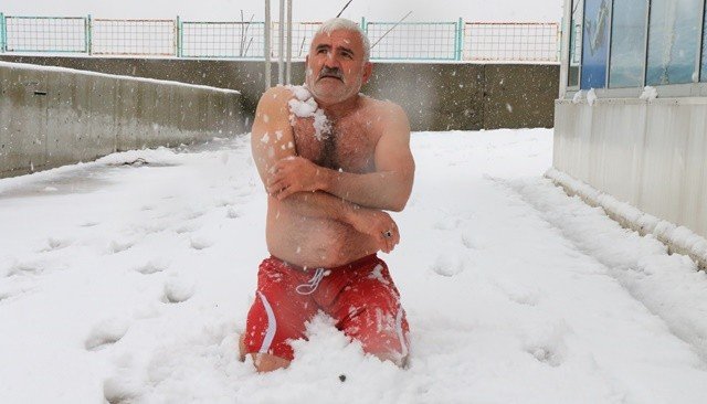 Buz Adam eksi 2 derecede denize girdi, kar banyosu yaptı - 5
