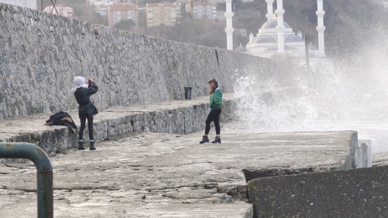 Dalgalara aldırmadan fotoğraf çektirdiler - 6