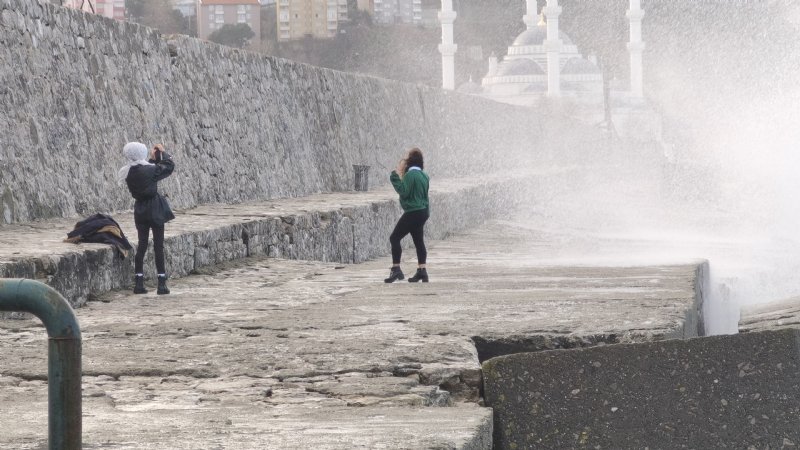 Dalgalara aldırmadan fotoğraf çektirdiler - 1