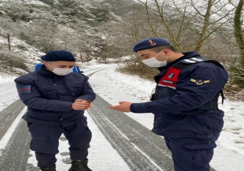 Donmak üzereyken buldular, elleriyle ısıtıp beslediler… JANDARMADAN ŞEFKAT GÖREVİ - 1