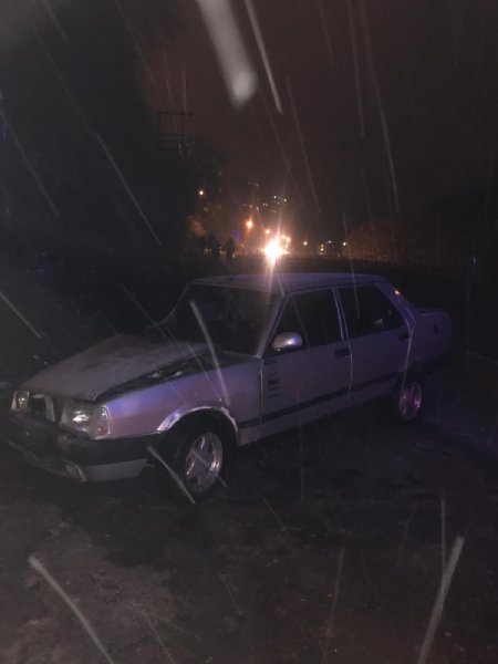 Elektrik direğine çarparak durdu: 2 yaralı - 1