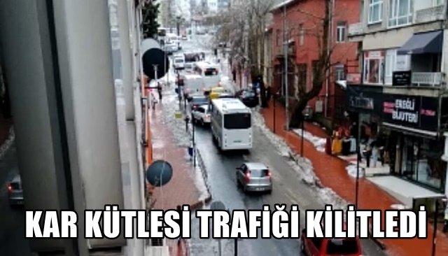 KAR KÜTLESİ TRAFİĞİ KİLİTLEDİ