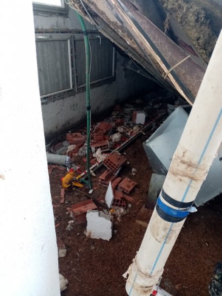 Kara dayanamayan çiftlik çatısı çöktü: 18 bine yakın tavuk telef oldu - 5