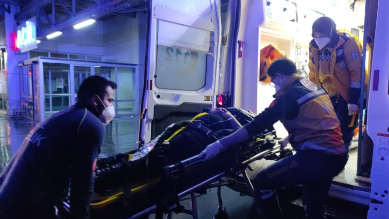 KARŞIDAN KARŞIYA GEÇEN KADINA MOTOSİKLET ÇARPTI - 1
