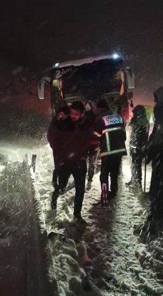 KAZA SONRASI OTOBÜSTE MAHSUR KALAN YOLCULAR KURTARILDI - 1