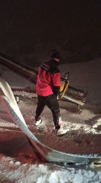 KAZA SONRASI OTOBÜSTE MAHSUR KALAN YOLCULAR KURTARILDI - 2