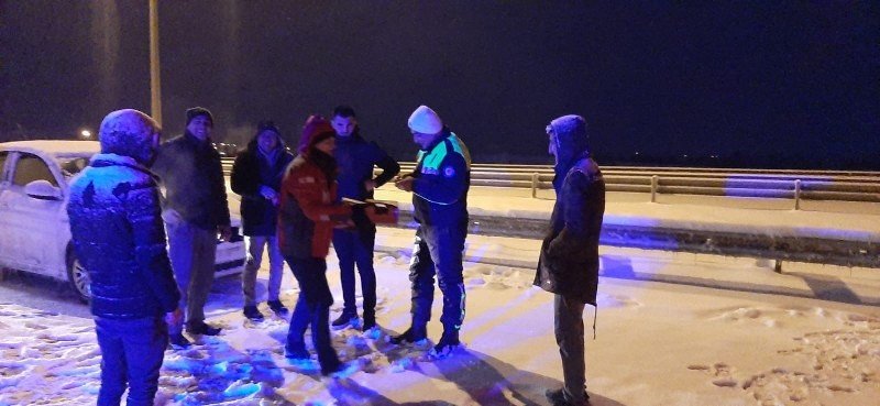 KAZA SONRASI OTOBÜSTE MAHSUR KALAN YOLCULAR KURTARILDI - 3