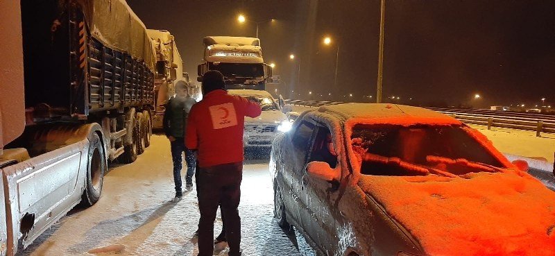 KAZA SONRASI OTOBÜSTE MAHSUR KALAN YOLCULAR KURTARILDI - 4