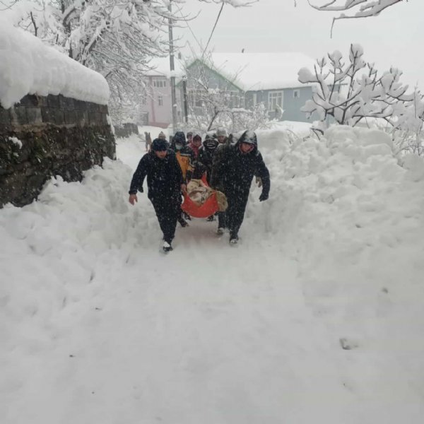 Kilometrelerce yolu kazma kürekle açtılar - 1