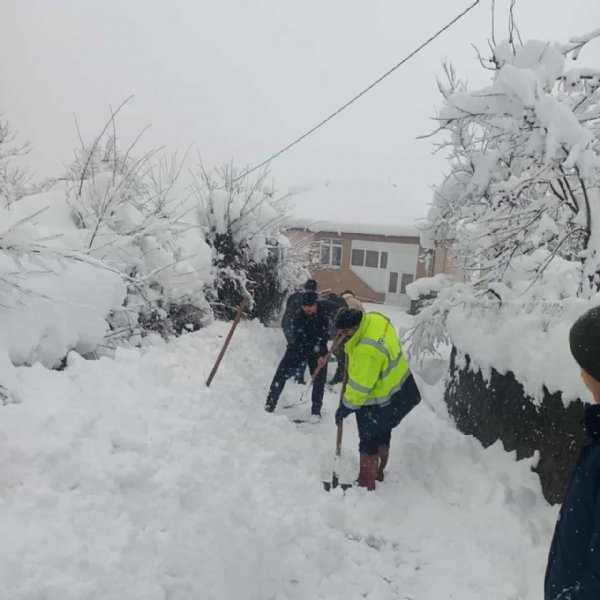 Kilometrelerce yolu kazma kürekle açtılar - 2