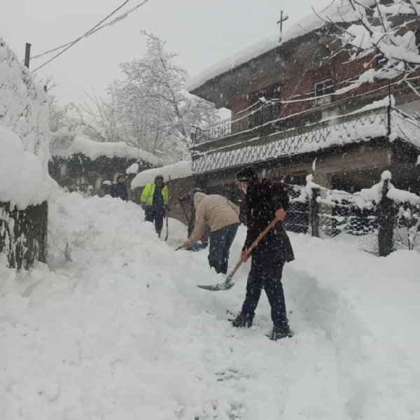 Kilometrelerce yolu kazma kürekle açtılar - 3