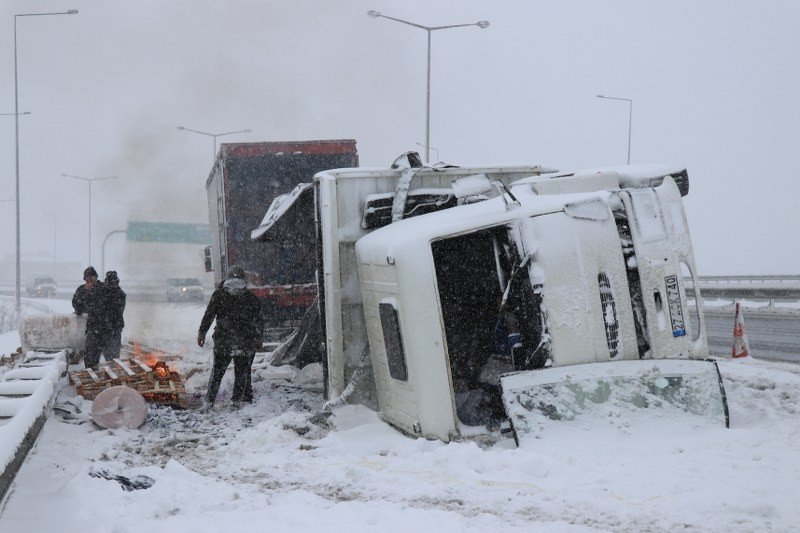 KORONA VİRÜS TEST KİTİ TAŞIYAN KAMYON DEVRİLDİ - 2