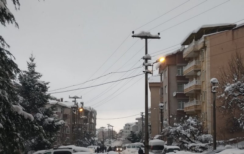 O SOKAKTA LAMBALAR GECE GÜNDÜZ YANIYOR - 1