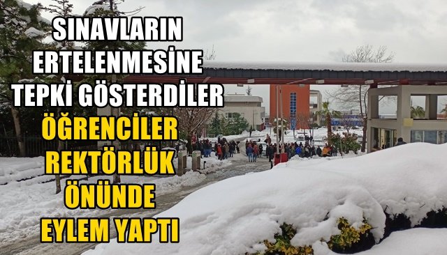 ÖĞRENCİLER REKTÖRLÜK ÖNÜNDE EYLEM YAPTI