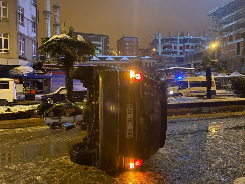 Refüje çarpan jip ters döndü - 1