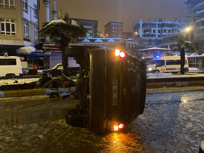 Refüje çarpan jip ters döndü - 5