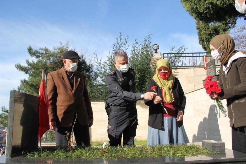 ŞEHİT POLİS MEZARI BAŞINDA ANILDI - 1