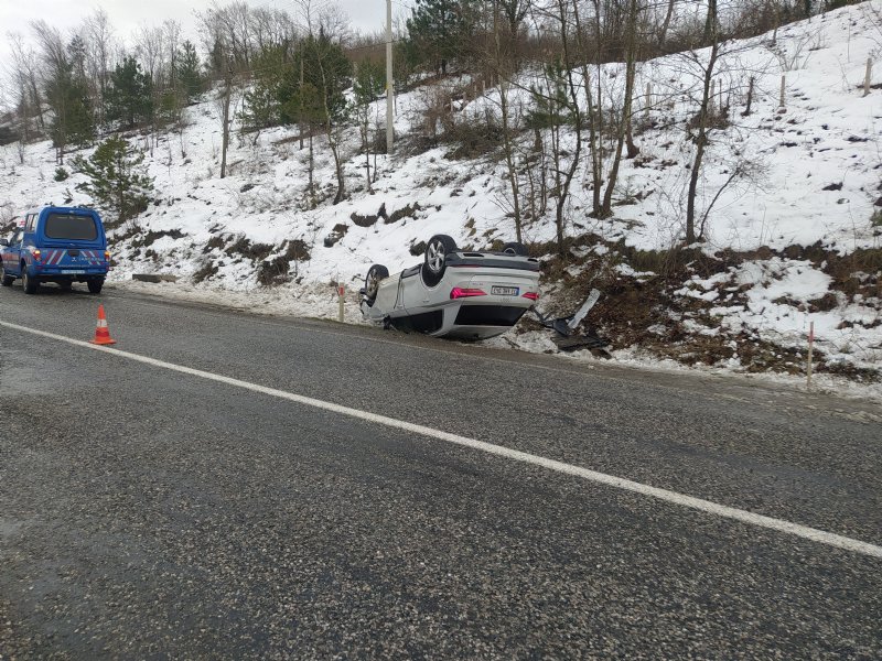 Takla atan otomobilden yara almadan çıktı - 3