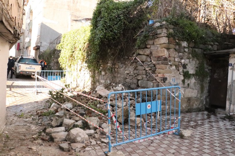YOĞUN YAĞIŞLAR SONRASI İSTİNAT DUVARI ÇÖKTÜ - 6